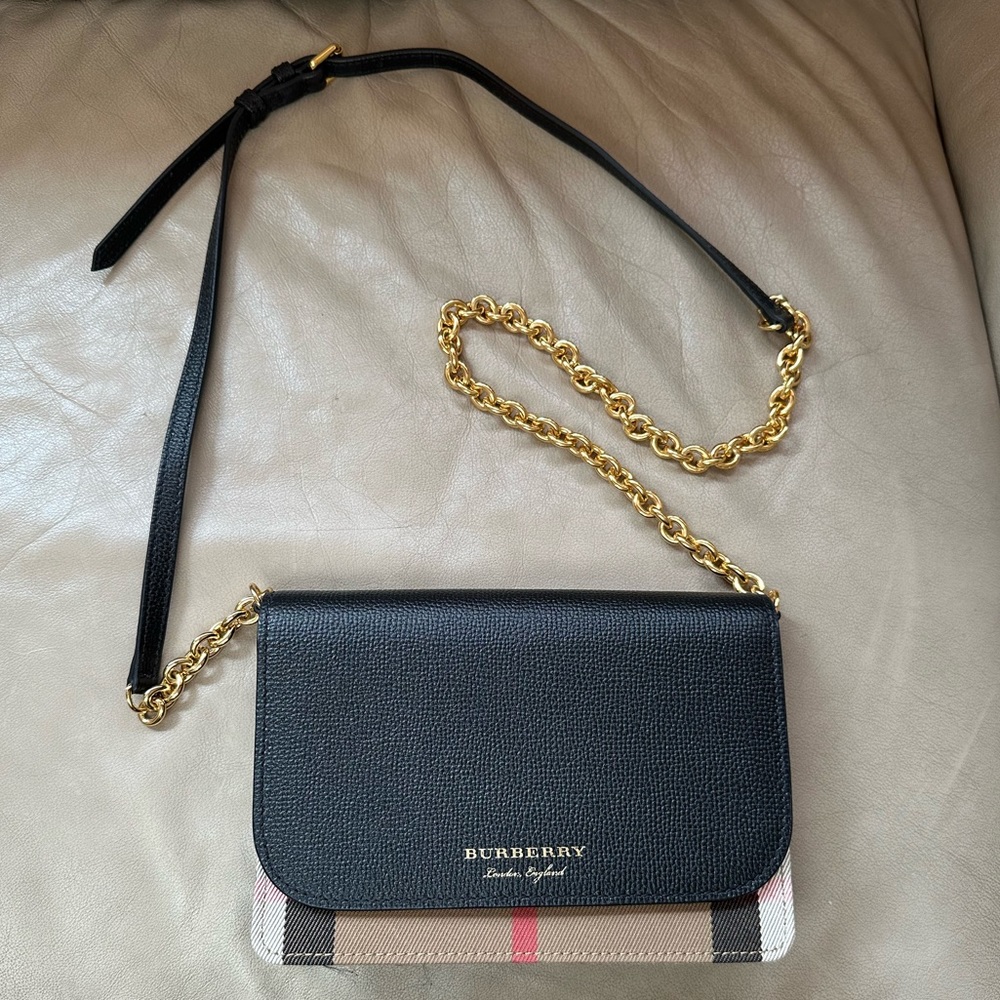 Burberry Hampshire Wallet on Chain